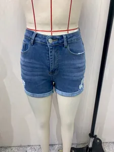 Vista detallada de pantalones cortos vaqueros de cintura alta con efecto desgastado