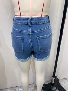 Vista trasera de pantalones cortos de mezclilla azul con cintura alta y bolsillos en maniquí