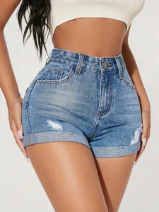 Vista detallada de pantalones cortos vaqueros azules de talle alto con dobladillos