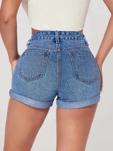 Vista trasera de pantalones cortos de mezclilla azul lavado con cintura alta y bolsillos