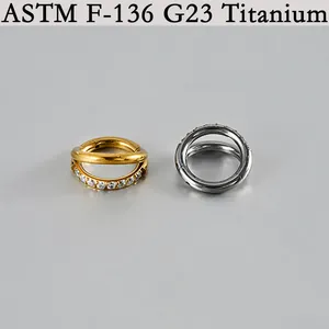 Detailaufnahme von G23 Titan Septum-Ringen mit Zirkonia-Einlage