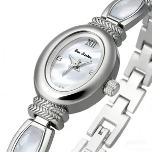 Nahaufnahme der Bee Sister Silber Armbanduhr mit weißem Perlmutt Zifferblatt in Ovalform