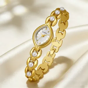 Elegante orologio da donna vintage in oro con un cinturino in perle sintetiche fine