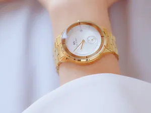 Detailansicht der goldfarbenen BS Bee Sister Edelstahluhr für Damen mit kleiner Sekunde