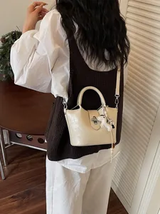 Sac à main seau blanc crème élégant pour femmes avec accessoire de charme de chien