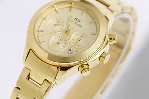 Detalle de cerca del reloj dorado BS para mujer con correa de acero inoxidable