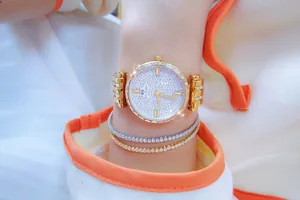 Primer plano de un reloj de mujer BS Bee Sister dorado con una lujosa esfera de diamanti.