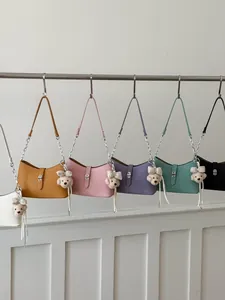 Eleganti borse a spalla in diversi colori con graziosi portachiavi a forma di orsetto