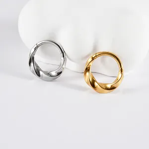 Vista dettagliata di anelli per setto ritorti in acciaio inox nelle finiture oro e argento