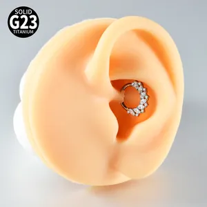 Nahaufnahme eines G23 Titan-Segments mit Marquise-Zirkonia am Silikon-Ohr-Modell