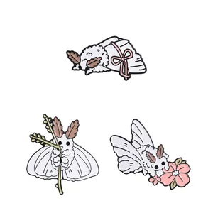 Lot de trois broches en émail phalène caniche blanche pour vêtements et sacs à main