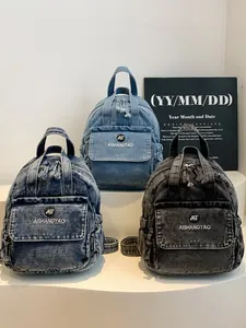 Set aus drei modischen Mini-Rucksäcken aus Denim für Damen in verschiedenen blauen Waschungen