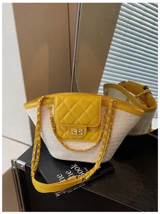 Sac panier en paille jaune et blanc avec rabat matelassé et chaîne dorée