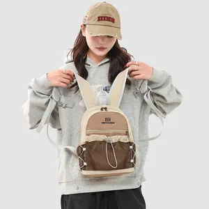 Vue de face détaillée d'un sac à dos de mode léger avec poche filet et logo imprimé