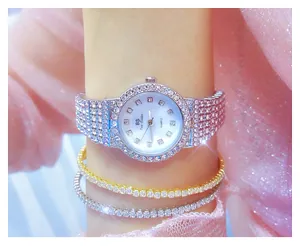 Elegante reloj BS Bee Sister plateado con pedrería y pulseras a juego en la muñeca.