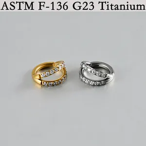 Detail von G23 Titan Septum-Ringen mit weißen Zirkonia in Gold und Silber