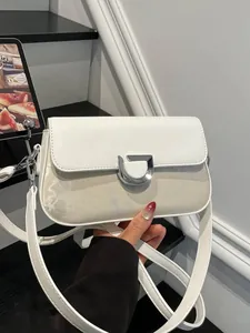 Minimalistische weiße kleine quadratische Tasche mit poliertem silbernem U-Metallverschluss