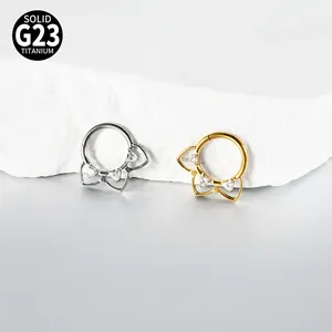 Detailweergave van gouden en zilveren G23 titanium septum ringen met hartvormige zirkoon