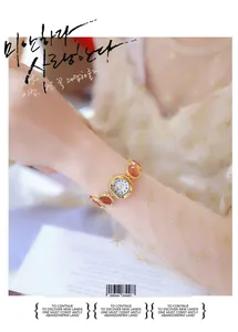 Elegante reloj de pulsera dorado para mujer con detalles de arena roja y bordado