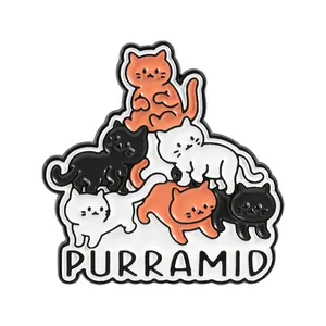 Süße Emaille-Anstecknadel mit gestapelten Katzen und lustigem PURRAMID-Wortspiel.