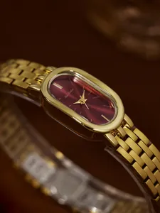Elegante goldene Damen-Edelstahluhr mit ovalem Zifferblatt in Weinrot-Vintage-Optik.