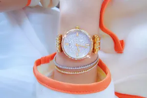 Primer plano del reloj de lujo dorado BS Bee Sister con esfera de diamantes de imitación