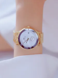 Nahaufnahme einer goldenen minimalistischen Damenuhr mit kleiner Sekunde und Datum