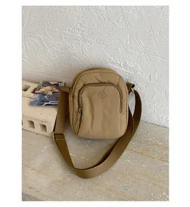 Nahaufnahme einer leichten khaki Mini-Nylon-Umhängetasche für den täglichen Gebrauch