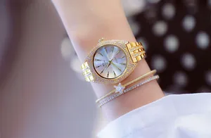 Primer plano detallado de un reloj de lujo dorado para mujer con cristales brillantes