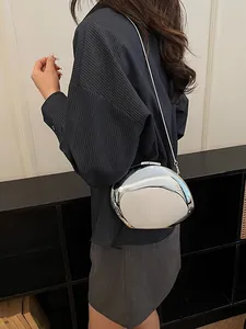Elegante borsa da sera argentata a specchio a forma di conchiglia con catena su modella