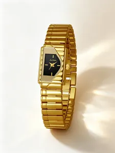Vista detallada del lujoso reloj dorado Bee Sister con su exclusiva correa estilo piano