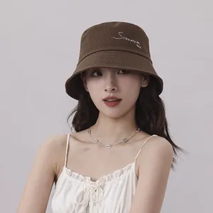 Elegante sombrero de pescador marrón usado por modelo para protección solar de verano