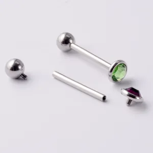 Detailopname van 14G roestvrijstalen tongpiercing met platte edelsteen en schroefdraad
