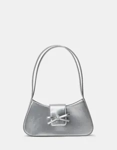 Detailansicht einer silbernen Schultertasche mit schicker Schleife und Metallic-Finish