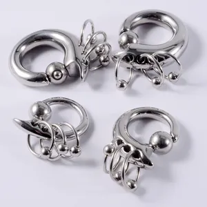 Vue détaillée des anneaux de piercing en acier inoxydable de différentes tailles
