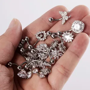 Primer plano de piercings de ombligo de acero con circonitas en forma de corazón