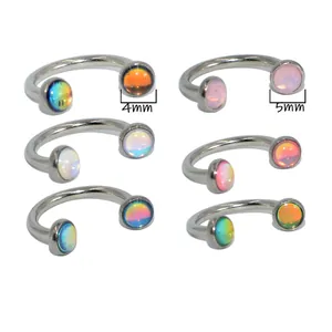 Detailansicht bunter schillernder Hufeisen-Lippenringe aus Edelstahl mit 4 mm und 5 mm Perlen