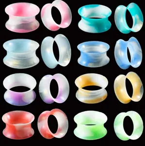 Griglia di tunnel auricolari in silicone colorato con vivaci vortici marmorizzati