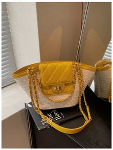 Vue détaillée d'un sac panier en paille tressée avec rabat matelassé jaune chic