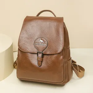 Vue frontale détaillée d'un sac à dos en cuir marron avec un emblème de logo kangourou
