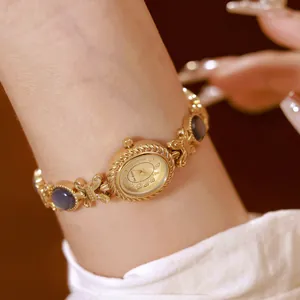 Primer plano de un reloj de pulsera dorado vintage para mujer con nácar azul