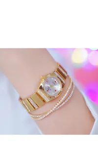 Gedetailleerde weergave van gouden BS dameskwartshorloge met een strass-armbandset