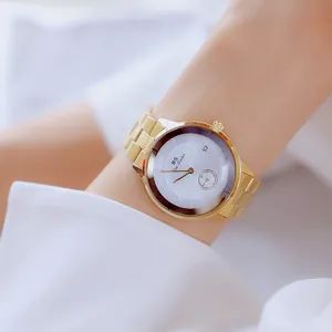 Nahaufnahme der minimalistischen goldfarbenen BS Bee Sister Damenuhr mit kleinem Zifferblatt.
