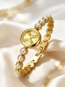 Elegante goldene Bee Sister Damenuhr mit einem Armband aus Kunstperlen im Detail betrachtet
