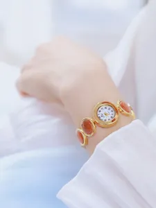 Elegante reloj de pulsera dorado para mujer con eslabones de piedra arenisca brillante.