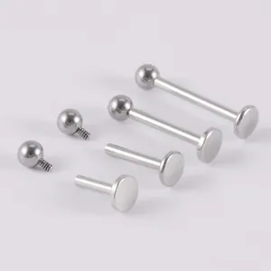 Dettaglio di piercing labret in acciaio inossidabile con filettatura interna in varie lunghezze.