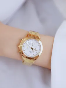 Detalle del reloj Bee Sister para mujer en acero dorado con esfera cronógrafa blanca