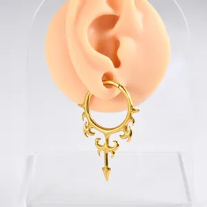 Vue macro détaillée d'un poids d'oreille en acier inoxydable doré avec motif de flamme