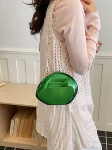 Borsa da sera verde a specchio a forma di conchiglia con elegante catena dorata