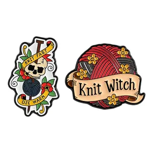 Spille in smalto vintage a tema maglia con teschio, gomitolo e slogan Knit Witch